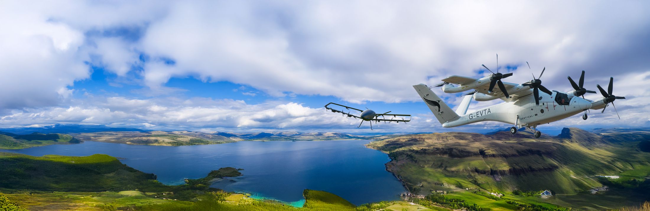 El eVTOL Valo de Vertical Aerospace y el dron de carga Laila de Odys Aviation en vuelo sobre la costa
