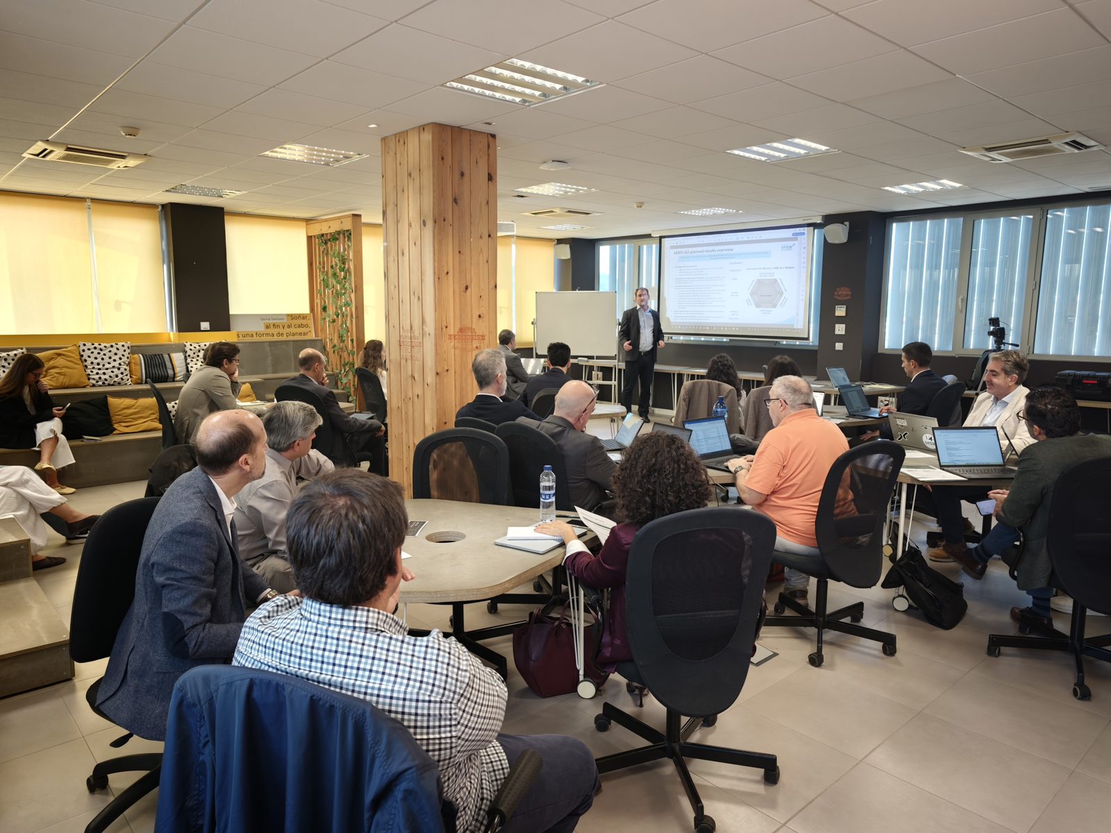 Miembros del Institutional Advisory Board de VERTI-GO siguen una presentación en The Green Ray, Universidad de Málaga