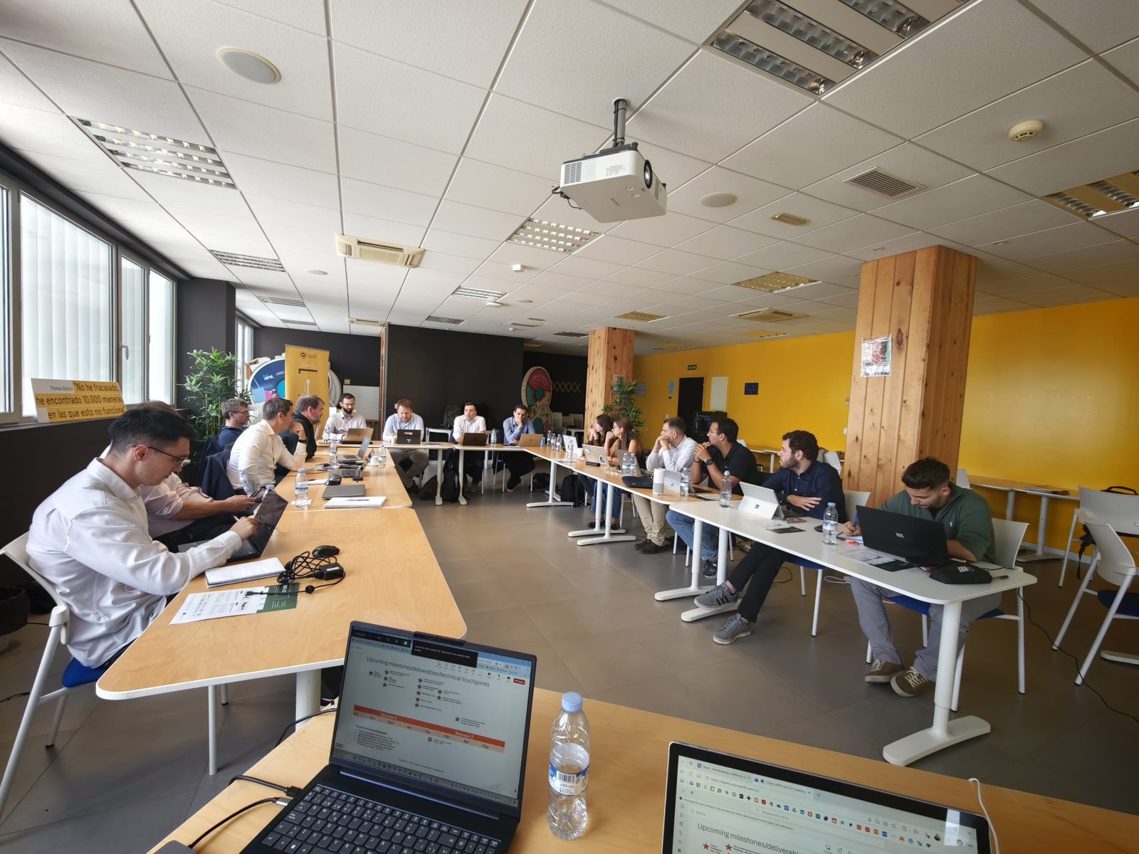 Socios del consorcio VERTI-GO reunidos alrededor de una mesa en U durante la primera jornada de trabajo en Málaga